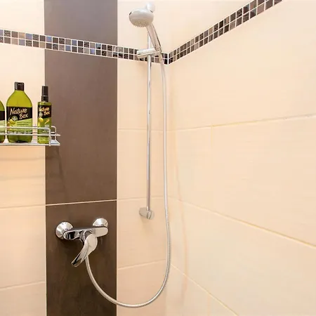 Luxus-apartment Im Herzen Von - Kostenloser Parkplatz In Videouberwachter Tiefgarage Apartment *