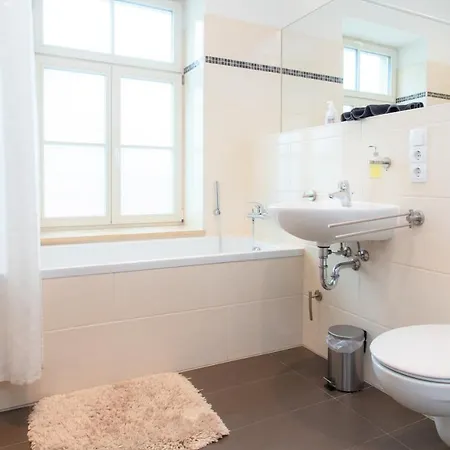 Luxus-apartment Im Herzen Von - Kostenloser Parkplatz In Videouberwachter Tiefgarage Apartment