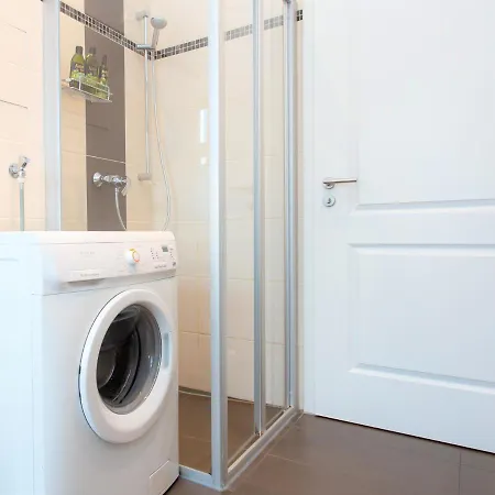 Luxus-apartment Im Herzen Von - Kostenloser Parkplatz In Videouberwachter Tiefgarage Apartment